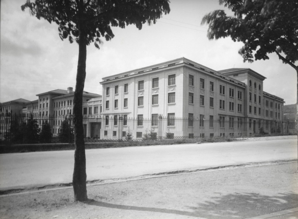 Terme Giacomo Tommasini - Collezione Biblioteca Comunale G. D. Romagnosi: 1933 circa - Vista laterale dal parco privato. Le Terme Tommasini avevano un'area totale di 30.000 mq, di cui 6.800 mq erano coperti
