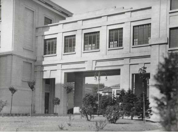 Terme Giacomo Tommasini - Collezione Biblioteca Comunale G. D. Romagnosi: 1933 circa- Affaccio sul grande parco, particolare dell'edifico