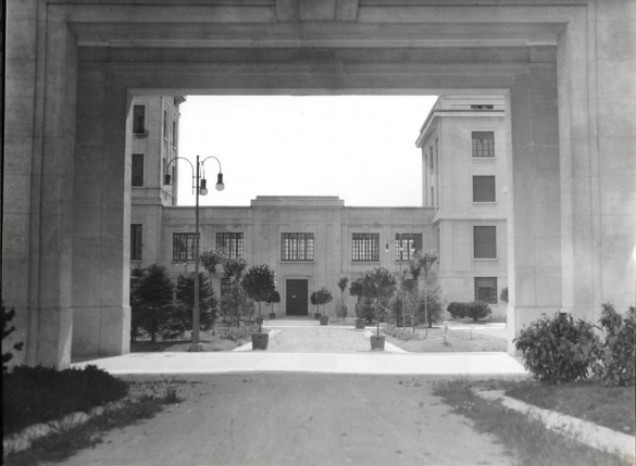 Terme Giacomo Tommasini - Collezione Biblioteca Comunale G. D. Romagnosi: 1933 circa - Particolare dell'edificio visto dal grande parco