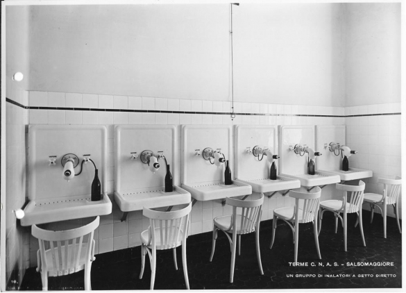Terme Giacomo Tommasini - Collezione Biblioteca Comunale G. D. Romagnosi: 1933 circa - Reparto cure inalatorie, un gruppo di inalatori a getto diretto