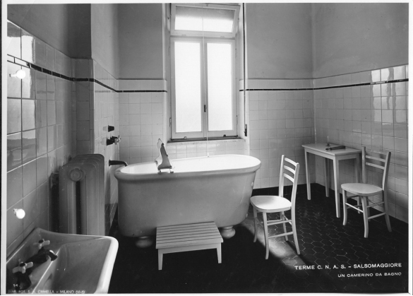 Terme Giacomo Tommasini - Collezione Biblioteca Comunale G. D. Romagnosi: 1933 circa - Un camerino da bagno del reparto cure 