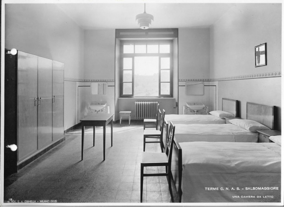Terme Giacomo Tommasini - Collezione Biblioteca Comunale G. D. Romagnosi: 1933 circa - Una camera da letto. Le Terme Tommasini avevano una capienza di n. 600 posti letto