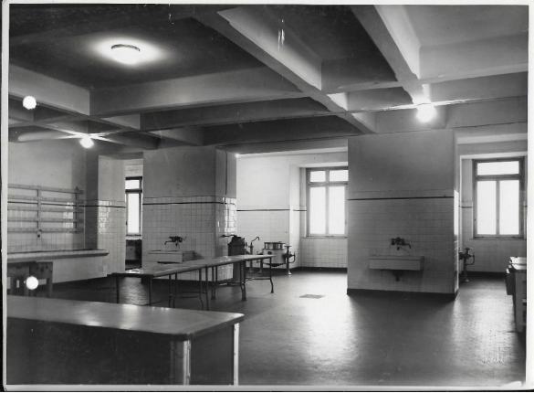 Terme Giacomo Tommasini - Collezione Biblioteca Comunale G. D. Romagnosi: 1933 circa - Cucina, interno e reparti lavelli