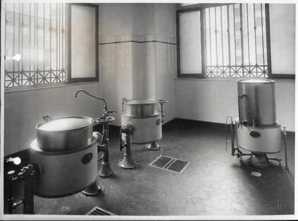 Terme Giacomo Tommasini - Collezione Biblioteca Comunale G. D. Romagnosi: 1933 circa - Cucina, reparto bollitori caffè-latte