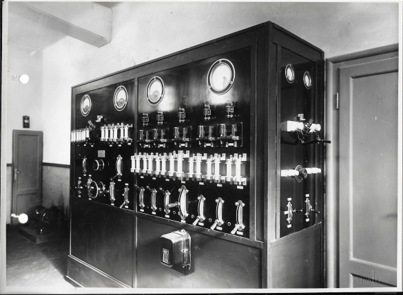 Terme Giacomo Tommasini - Collezione Biblioteca Comunale G. D. Romagnosi: 1933 circa - Centrale elettrica: quadro comando generale, energia prodotta da batterie accumulatori