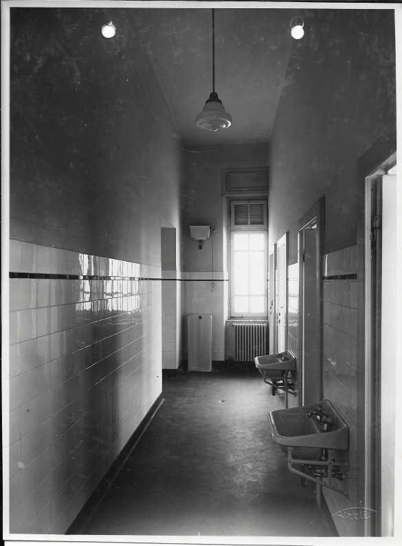 Terme Giacomo Tommasini - Collezione Biblioteca Comunale G. D. Romagnosi: 1933 circa - Reparto camere, servizio igienico dei padiglioni. Particolare di un lavello e cassetta per segnalazioni