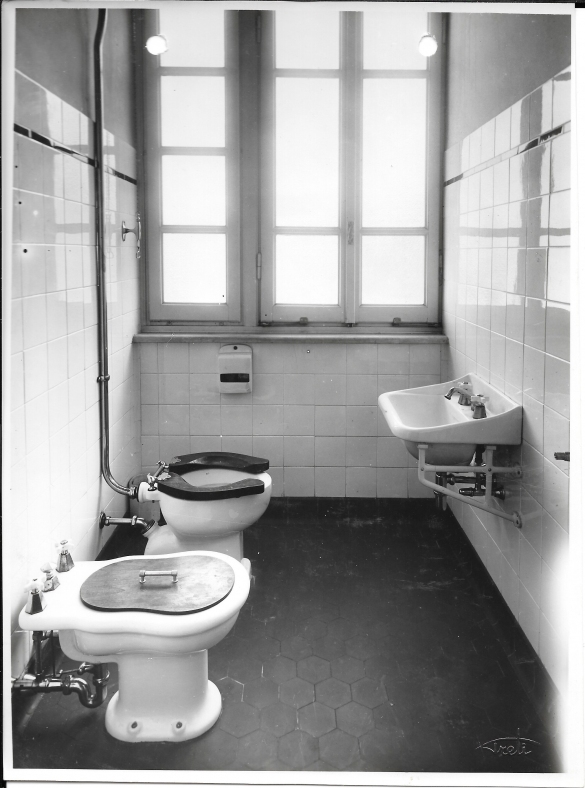 Terme Giacomo Tommasini - Collezione Biblioteca Comunale G. D. Romagnosi: 1933 circa - Servizi igienici, seconda tipologia dei bagni in dotazione al complesso termale