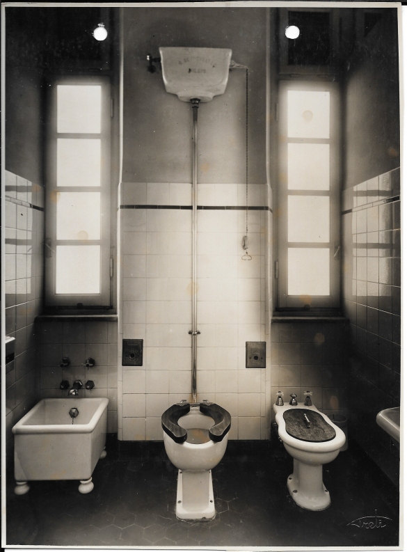 Terme Giacomo Tommasini - Collezione Biblioteca Comunale G. D. Romagnosi: 1933 circa - Servizi igienici, seconda tipologia dei bagni in dotazione al complesso termale
