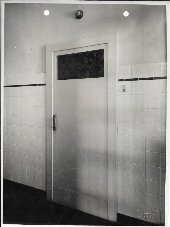 Servizi igienici, seconda tipologia dei bagni in dotazione al complesso termale: 1933 circa - Reparto cure, tipo di porta in dotazione nei camerini dei bagni termali
