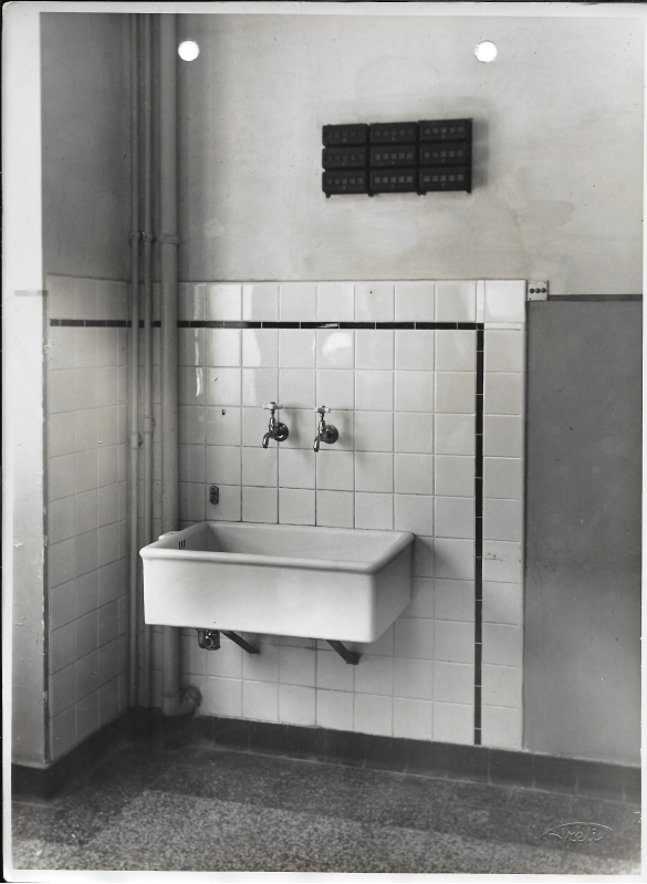 Servizi igienici, seconda tipologia dei bagni in dotazione al complesso termale: 1933 circa - Bagno ad uso delle camere.Particolare del lavello e della cassetta per segnalazioni