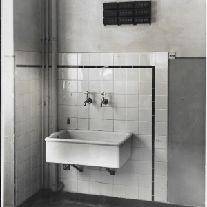 Servizi igienici, seconda tipologia dei bagni in dotazione al complesso termale: 1933 circa - Bagno ad uso delle camere.Particolare del lavello e della cassetta per segnalazioni