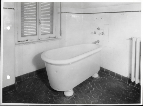 Servizi igienici, seconda tipologia dei bagni in dotazione al complesso termale: 1933 circa - Reparto cure, camerino da bagno. Particolare vasca e rubinetterie