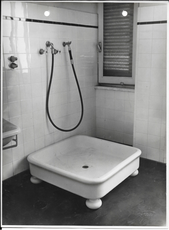 0000257918: 1933 circa - Reparto cure, particolare camerino con doccia per bagno e fango termale