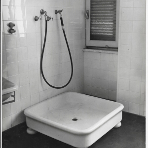 0000257918: 1933 circa - Reparto cure, particolare camerino con doccia per bagno e fango termale