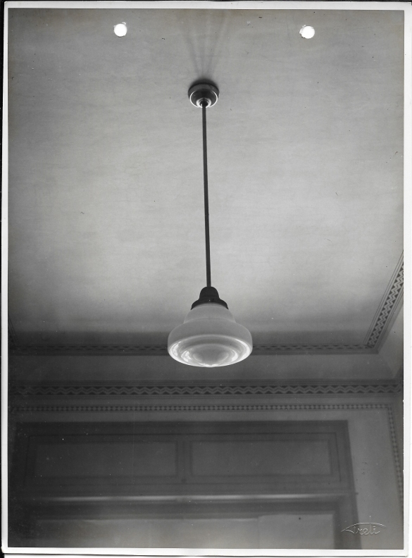 Terme Giacomo Tommasini - Collezione Biblioteca Comunale G. D. Romagnosi: 1933 circa - Illuminazione, particolare di una lampada - diffusori Bantex per corridoi