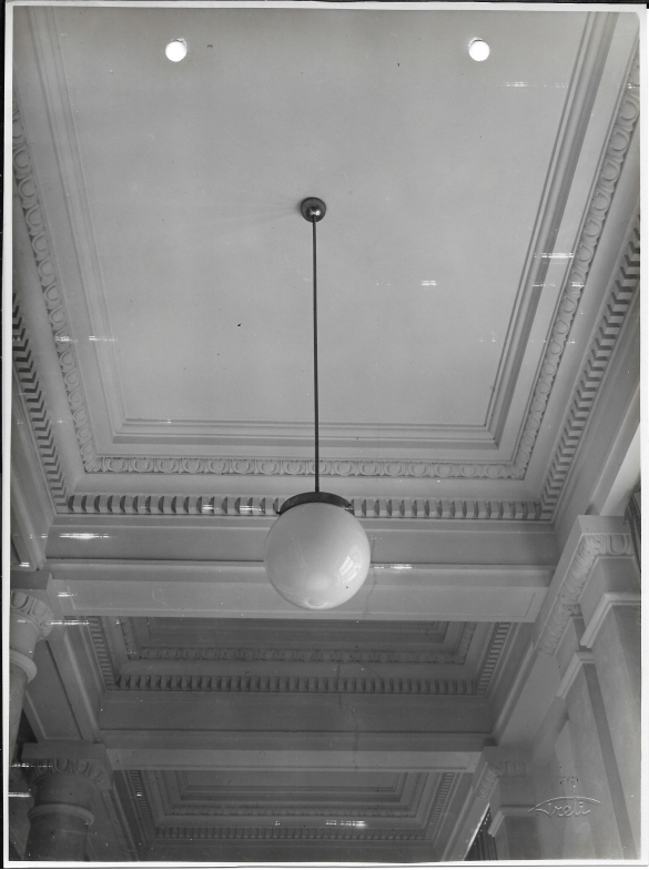 Terme Giacomo Tommasini - Collezione Biblioteca Comunale G. D. Romagnosi: 1933 circa - Illuminazione, particolare di una lampada - diffusore a globo sistemati nei saloni da pranzo e corridoio corpo centrale