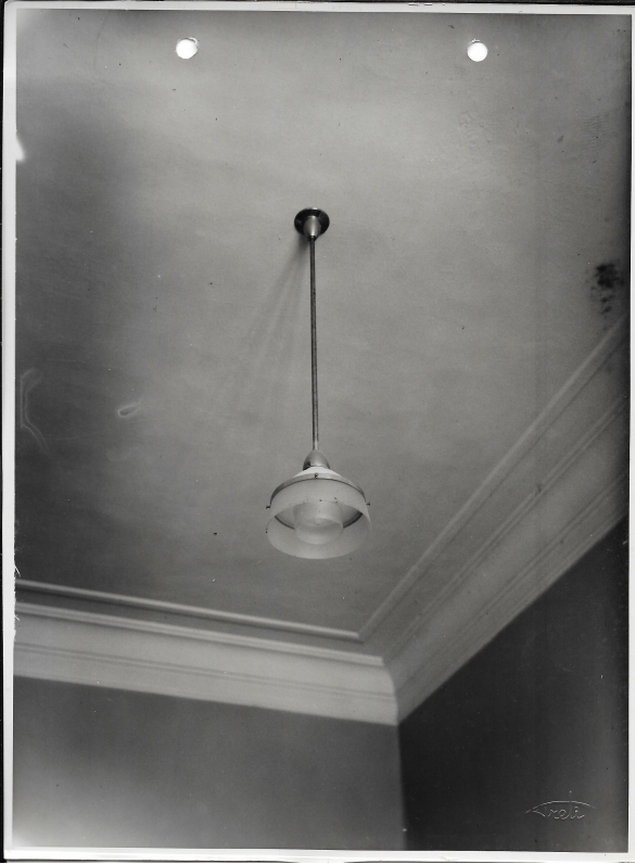 Terme Giacomo Tommasini - Collezione Biblioteca Comunale G. D. Romagnosi: 1933 circa - Illuminazione, particolare di una lampada - diffusore argentati utilizzati nei locali soggiorno e uffici