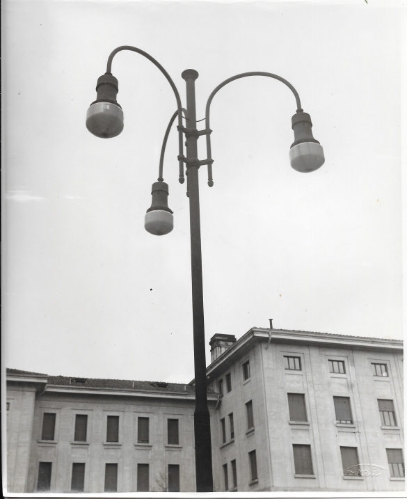 Terme Giacomo Tommasini - Collezione Biblioteca Comunale G. D. Romagnosi: 1933 circa - Tipo di lampione utilizzata nel parco. (Gruppo armatura stradale con diffusori, prezzo anno 1939 Lire 375 cadauno). 