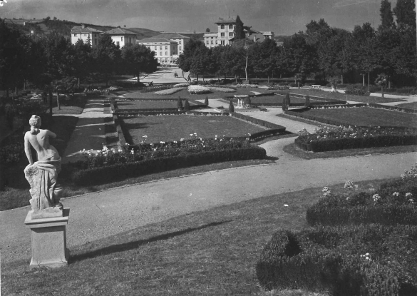 Parco Mazzini - Collezione Biblioteca Comunale G. D. Romagnosi: 1943 circa - Veduta generale del parco, sullo sfondo l'edificio delle Terme Tommasini