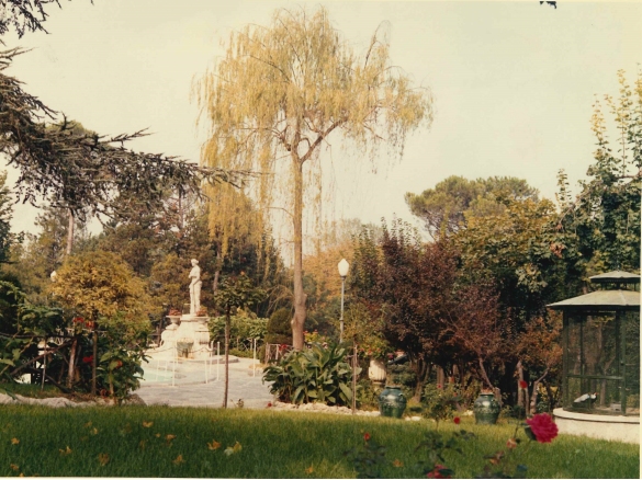 Poggio Diana - Collezione Biblioteca Comunale G. D. Romagnosi: 1950 circa - il parco con la voliera e sullo sfondo la statua della dea Venere a bordo piscina