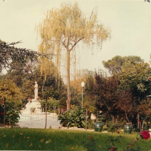 Poggio Diana - Collezione Biblioteca Comunale G. D. Romagnosi: 1950 circa - il parco con la voliera e sullo sfondo la statua della dea Venere a bordo piscina