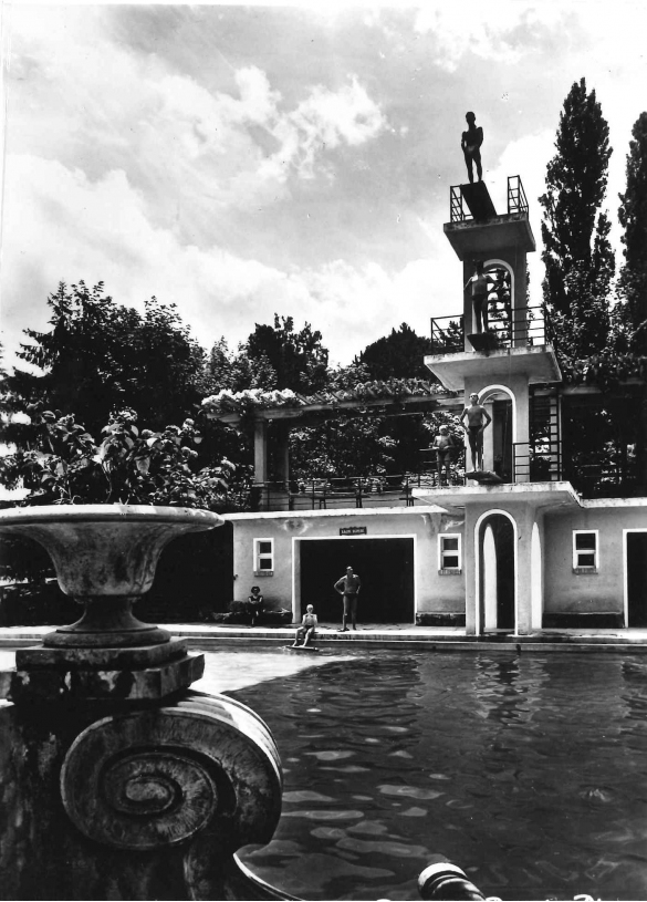 Poggio Diana - Collezione Biblioteca Comunale G. D. Romagnosi: 1950 circa - Scorcio della piscina con il caratteristico trampolino a tre livelli