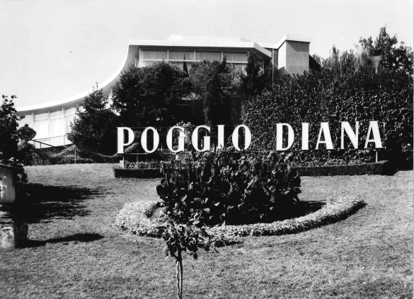 Poggio Diana - Collezione Biblioteca Comunale G. D. Romagnosi: 1950 circa - La grande insegna posta all'ingresso del circolo ludico sportivo, inaugurato nel 1929. Fu costruito per volontà del dott. Olinto Della Lucia, amministratore delegato delle Regie Terme.