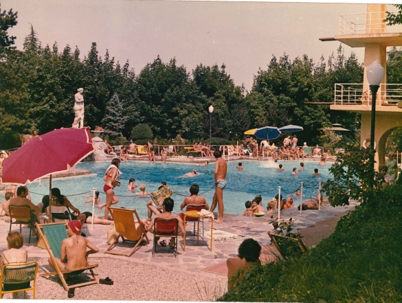 Poggio Diana  - Collezione Biblioteca Comunlae G.D Romagnosi: Anni '70 del Novecento - La piscina affolata di persone