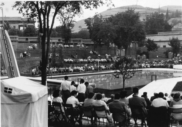 Piscina Leoni - Collezione Biblioteca Comunale G. D. Romagnosi: Anni '60 del Novecento - Pubblico in attesa della sfilata  di Miss Italia