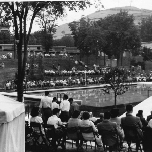 Piscina Leoni - Collezione Biblioteca Comunale G. D. Romagnosi: Anni '60 del Novecento - Pubblico in attesa della sfilata  di Miss Italia