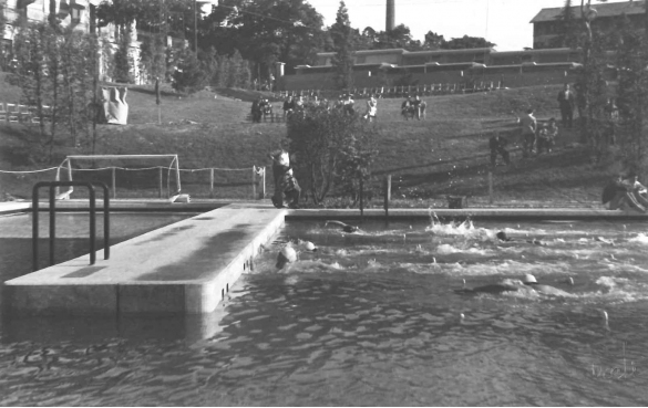 Piscina Leoni - Collezione Biblioteca Comunale G. D. Romagnosi: Anni '60 del Novecento - Gara di nuoto in piscina