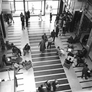 Terme di Tabiano - Collezione Biblioteca Comunale G. D. Romagnosi: Anni '60 del Novecento - L'ingresso delle terme affolato di curandi