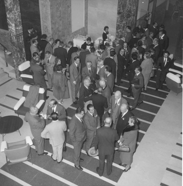 Terme di Tabiano - Collezione Biblioteca Comunale G. D. Romagnosi: Anni '60 del Novecento - Folla nell'atrio delle terme