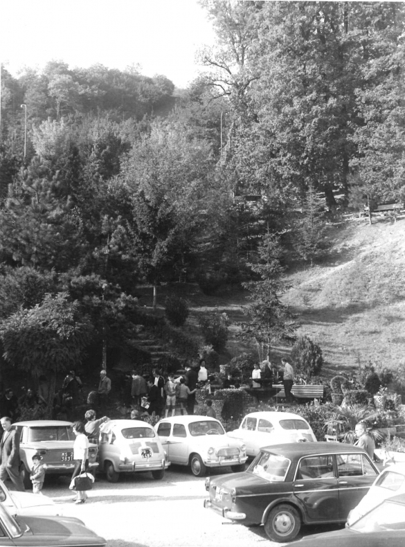 Terme di Tabiano - Collezione Biblioteca Comunale G. D. Romagnosi: Anni '60 del Novecento - Scorcio dell'area parcheggio presso le terme