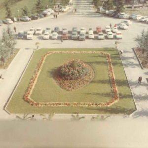 Terme di Tabiano - Collezione Biblioteca Comunale G. D. Romagnosi: Anni '60 del Novecento - La grande aiuola e il parcheggio antistante lo stabilimento termale