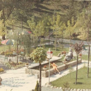 Terme di Tabiano - Collezione Biblioteca Comunale G. D. Romagnosi: Anni '60 del Novecento - Curandi nel parco delle terme