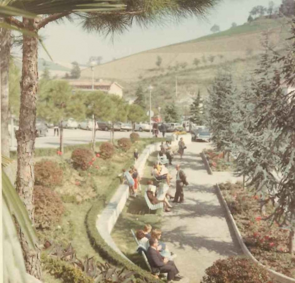 Terme di Tabiano - Collezione Biblioteca Comunale G. D. Romagnosi: Anni '60 del Novecento - Curandi in relaxnel parco dello stabilimento termale