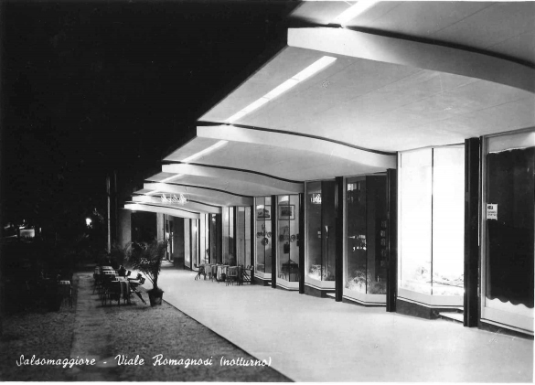 Viale Romagnosi : Viale Romagnosi, il portico con i negozi