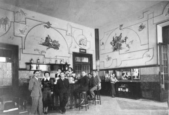 Cafè della Stazione- Collezione Biblioteca Comunale G. D. Romagnosi: Anni '30 del Novecento. L'interno del bar collocato nel complesso della stazione