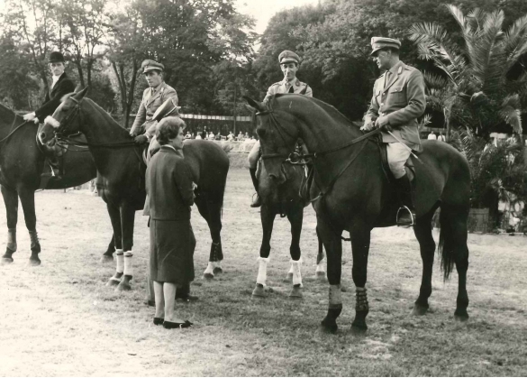 39° Concorso Ippico Nazionale - Collezione Biblioteca Comunale G. D. Romagnosi: 18 agosto 1961 - Gruppo di cavalieri partecipanti al torneo ippico. Al centro Raimondo D'Inzeo cavaliere italiano, ufficiale dei Carabinieri, laureatosi campione olimpico ai Giochi di Roma 1960