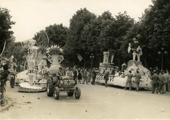 1956 Corso dei Fiori - Collezione Biblioteca Comunale G.D. Romagnosi: Giugno1956 - Sfilata di carri nel centro cittadino