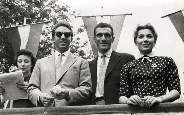 1956 Corso dei Fiori - Collezione Biblioteca Comunale G.D. Romagnosi: Giugno 1956 - Da sinistra: Mike Bongiorno, Enzo Cambi concorrente di Lascia o Raddoppia e Edy Campagnoli presentatrice TV