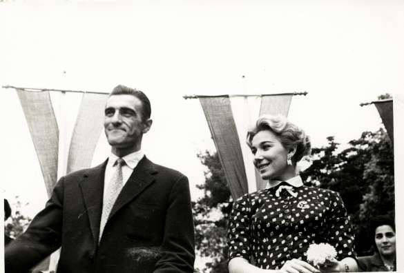 1956 Corso dei Fiori - Collezione Biblioteca Comunale G.D. Romagnosi: Giugno 1956 - Enzo Cambi concorrente di Lascia o Raddoppia e Edy Campagnoli presentatrice TV sul podio della giuria