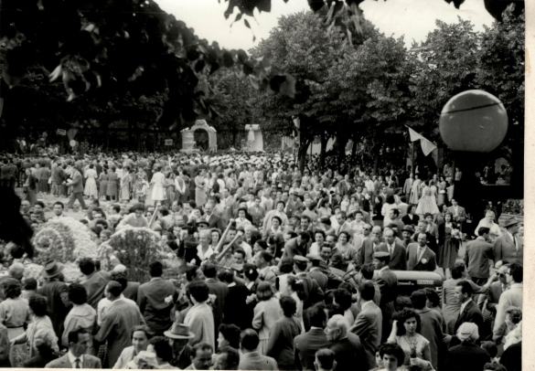 1956 Corso dei Fiori - Collezione Biblioteca Comunale G.D. Romagnosi: Giugno 1956 -  La folla gremisce il piazzale per assistere alla faraonica sfilata dei carri fioriti