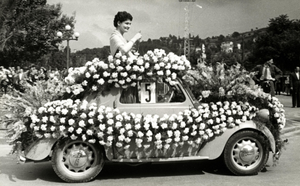  1956 Corso dei Fiori - Collezione Biblioteca Comunale G.D. Romagnosi: Giugno 1956 -  n. 5 Can Can, autovettura fiorita presentata dall'Azienda di Soggiorno di Sanremo con la signorina Franca Bertotti