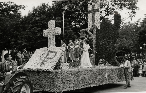 1956 Corso dei Fiori - Collezione Biblioteca Comunale G.D. Romagnosi: Giugno 1956 - Carro fiorito sfila per le vie cittadine