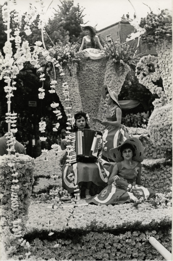 1956 Corso dei Fiori - Collezione Biblioteca Comunale G.D. Romagnosi: Giugno 1956 - Particolare di un carro floreale 