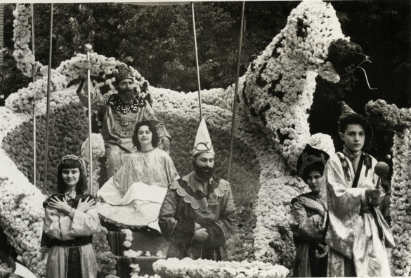 1956 Corso dei Fiori - Collezione Biblioteca Comunale G.D. Romagnosi: Giugno 1956 - Un carro floreale durante la sfilata