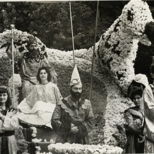 1956 Corso dei Fiori - Collezione Biblioteca Comunale G.D. Romagnosi: Giugno 1956 - Un carro floreale durante la sfilata
