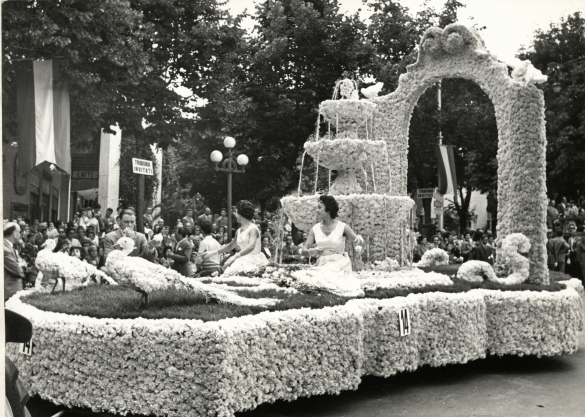  1956 Corso dei Fiori - Collezione Biblioteca Comunale G.D. Romagnosi: Giugno 1956 - n. 14 Fontana fiorita, carro medio presentato dalla famiglia Salsese su progetto di Fausto Avanzi 